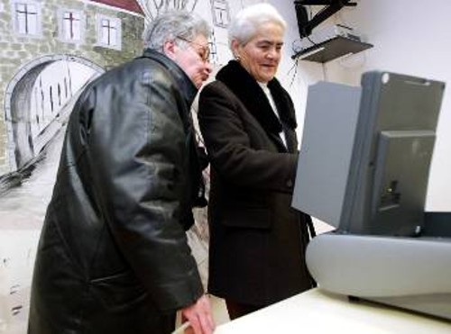 Ηλικιωμένοι ψηφοφόροι πασχίζουν με τα ηλεκτρονικά συστήματα...