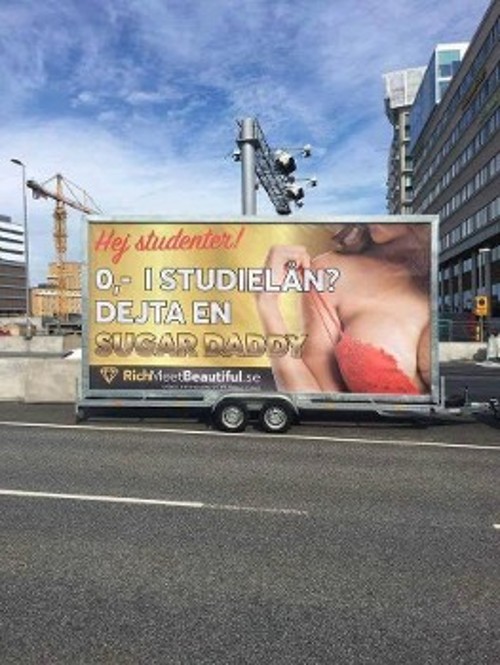 «Φοιτητικό δάνειο; Βρες έναν sugar daddy!», η κατάπτυστη διαφήμιση στους δρόμους της Σουηδίας