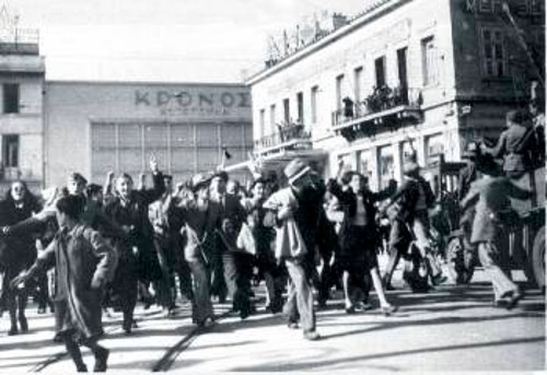 Αθήνα Κυριακή 3 Δεκέμβρη του '44. Οι πρώτες ομάδες διαδηλωτών ξεκινούν από την Ομόνοια για το συλλαλητήριο στην πλατεία Συντάγματος