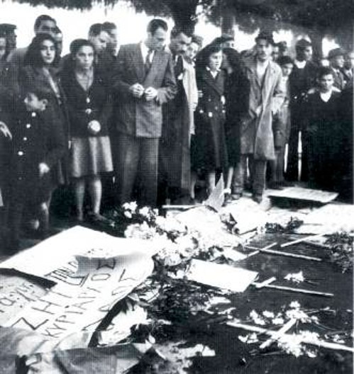 Λουλούδια και πλακάτ στο χώρο όπου σκοτώθηκαν οι πρώτοι διαδηλωτές στην πλατεία Συντάγματος