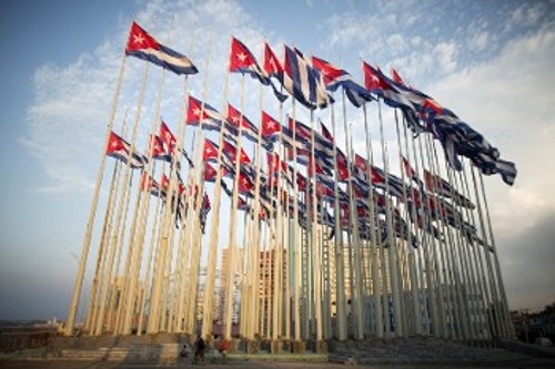 Μεταξύ των κτιρίων πίσω από τις κουβανικές σημαίες η πρεσβεία των ΗΠΑ