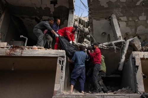 Παλαιστίνιοι ανασύρουν νεκρούς από τους ισραηλινούς βομβαρδισμούς σε σπίτια στη Ράφα