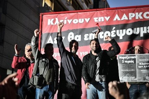 Οι εργαζόμενοι ανακοινώνουν στο συλλαλητήριο το αποτέλεσμα της συνάντησης: «Δεν πέρασαν οι απολύσεις!»