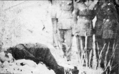 Το άψυχο σώμα του Ν. Πλουμπίδη, λίγα δευτερόλεπτα μετά την εκτέλεσή του
