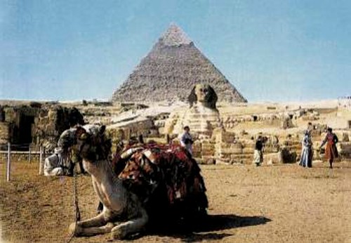 Η Σφίγγα στο φόντο της μεγάλης πυραμίδας του Χεφρήνα
