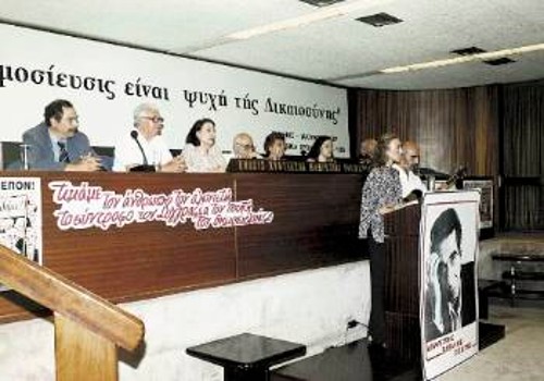 Από την εκδήλωση τιμής στον Δ. Ραβάνη - Ρεντή, που διοργάνωσε ο Πανελλήνιος Σύνδεσμος Αγωνιστών Δημοσιογράφων Εθνικής Αντίστασης και ΠΕΑΦΕ, τον Ιούνη του 2003