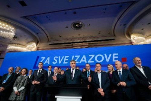Ο Κροάτης πρωθυπουργός Α. Πλένκοβιτς με στελέχη του κόμματός του μετά την ανακοίνωση των αποτελεσμάτων