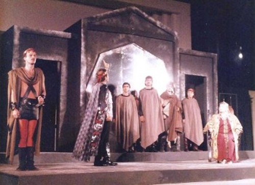Η τραγωδία «Αίγισθος» ανεβαίνει, από το ΔΗΠΕΘΕ Σερρών, στις 30 Ιούνη 1988, σε σκηνοθεσία Χαράς Κανδρεβιώτου (Αρχείο ΔΗΠΕΘΕ Σερρών)