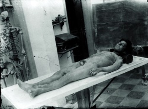 Ο δολοφονημένος Σωτήρης Παρασκευαΐδης, στο νεκροτομείο. Φωτογραφία του Πέτρου Πουλίδη, Αρχείο ΕΡΤ ΑΕ