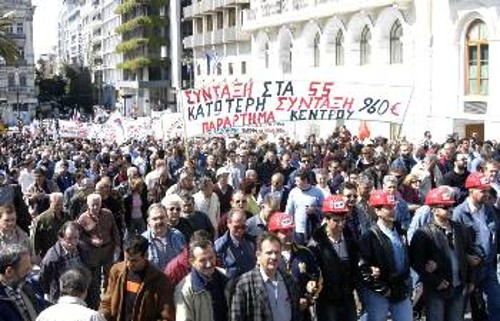 Από τα μπλοκ των οικοδόμων της Αθήνας στην απεργιακή συγκέντρωση του ΠΑΜΕ στις 17 του Μάρτη