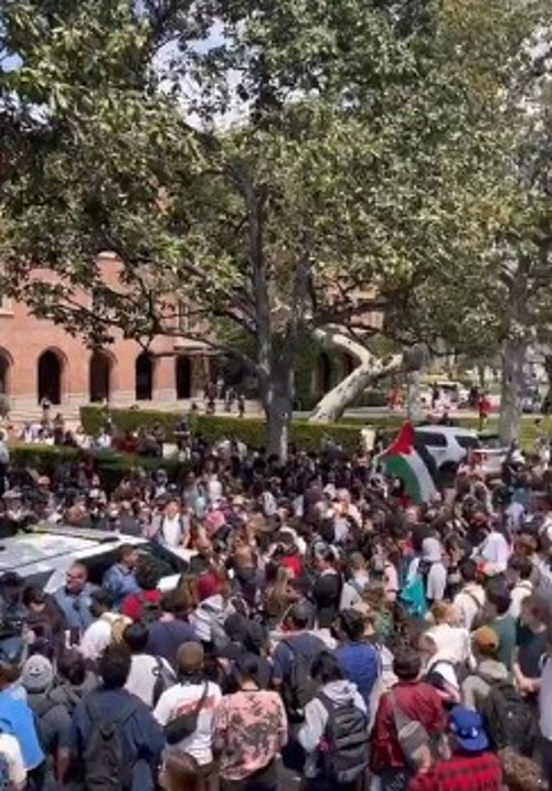 Λος Αντζελες: Φοιτητές του USC αποκλείουν περιπολικά που θα απομάκρυναν συλληφθέντες