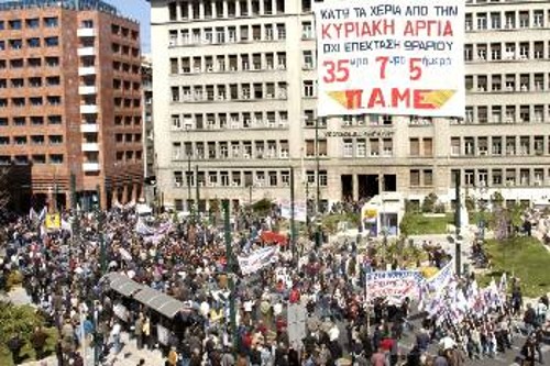 Στις 17 Μάρτη 2005, μέρα πανελλαδικής πανεργατικής απεργίας, οι δυνάμεις του ΠΑΜΕ έστειλαν μήνυμα αντίστασης και διεκδίκησης. Το αίτημα για 7ωρο - 5ήμερο - 35ωρο κυριάρχησε. Στην Αθήνα, ένα γιγαντοπανό του ΠΑΜΕ «κόσμησε» από το ξημέρωμα την πρόσοψη του υπουργείου Εμπορίου, το οποίο οι εργαζόμενοι κατέλαβαν συμβολικά
