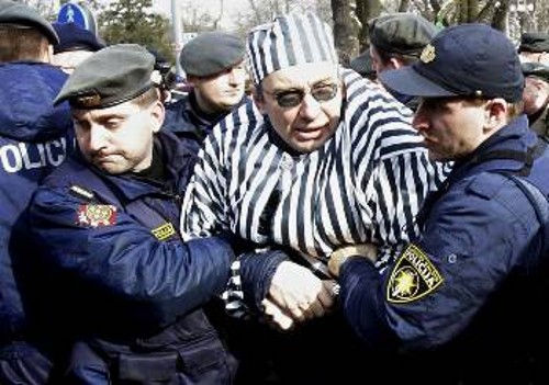 Σύλληψη αντιφασίστα διαδηλωτή