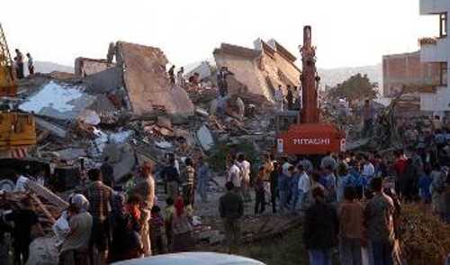 Μια οδυνηρά οικεία εικόνα. Το πρωί μετά τη 17η Αυγούστου του 1999, συνεργεία άρχιζαν να αναζητούν επιζώντες στα συντρίμμια ολόκληρης της ΒΔ Τουρκίας...