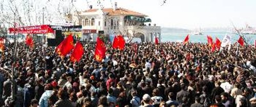 Στιγμιότυπο από τις εκδηλώσεις και την πορεία που διοργάνωσαν το ΚΚ Τουρκίας [TKP] και το Πατριωτικό Μέτωπο στην Καντικιόι της Κωνσταντινούπολης στις 13 του Μάρτη 2005