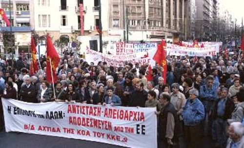 Ενάντια στο «ευρωσύνταγμα» και την ΕΕ, διαδήλωσαν πρόσφατα οι Ελληνες κομμουνιστές