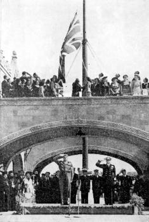 Η βρετανική σημαία των δυνάμεων κατοχής, κατεβαίνει από τον ιστό της Ρόδου, στις 31 Μάρτη του 1947. Οι Βρετανοί παραδίδουν τα Δωδεκάνησα στην Ελλάδα