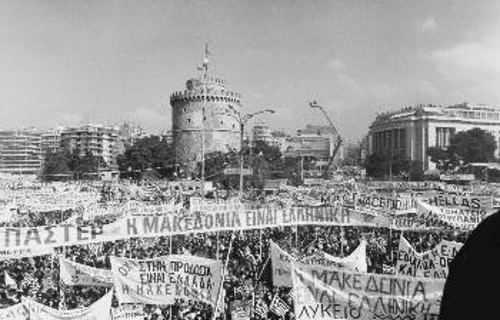 Δεκέμβρης του 1992. Σε εξέλιξη τα εθνικιστικά συλλαλητήρια σε όλη την Ελλάδα, με τη στήριξη της ΝΔ, του ΠΑΣΟΚ και του ΣΥΝ. Τώρα κάνουν πως δεν ξέρουν τίποτα για το «φόνο»...