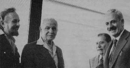 Λουί Αραγκόν με τον Γιάννη Ρίτσο και τον Χαρίλαο Φλωράκη