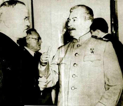 Ο Στάλιν με τον Μόλοτοφ συζητούν σε ένα διάλειμμα της διάσκεψης του Πότσνταμ