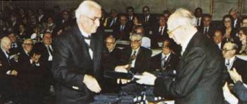 Ο Δημήτρης Σταμέλος (αριστερά) παραλαμβάνει το Βραβείο της Ακαδημίας Αθηνών (1995)