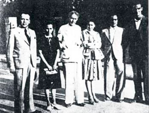 Οι ΕΑμίτες λογοτέχνες (από αριστερά) Γ. Χατζίνης, Σ. Μαυροειδή-Παπαδάκη, Σ. Σκίπης, (δίπλα του, πιθανά η Ελλη Αλεξίου), Γ. Βαλέτας, Γ. Λαμπρινός, τον Σεπτέμβρη του 1943