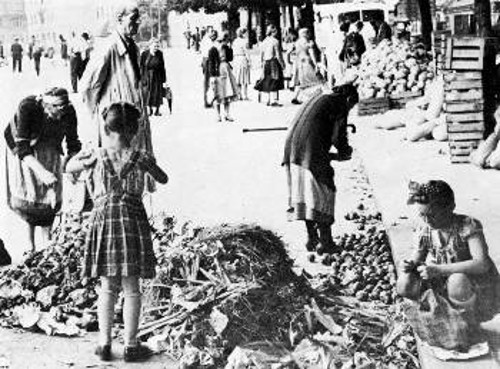 Οικονομική κρίση στη δεκαετία του 1930: Αυστριακοί ψάχνουν στα σκουπίδια για να βρουν κάτι φαγώσιμο.Την ίδια εποχή το σιτάρι σάπιζε στα χωράφια αθέριστο
