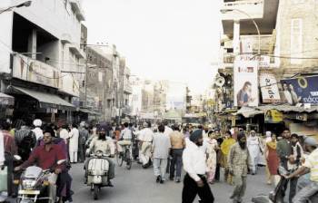 Ενας απ' τους πολυάνθρωπους δρόμους μιας μεγάλης ινδικής πόλης της επαρχίας. Εδώ στην πόλη Αρμιτσάρ κοντά στα σύνορα με το Πακιστάν
