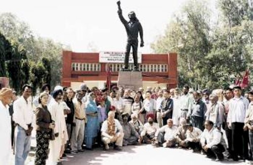Οι ξένοι αντιπρόσωποι και άλλοι σύντροφοι Ινδοί μπροστά στο μουσείο και στο άγαλμα του ήρωα του εθνικοαπελευθερωτικού αγώνα της Ινδίας, Σαχίντ-ε-αζάμ-Μπαγκάτ Σινγκ. Βρίσκεται στο χωριό Μπάνγκα της περιοχής Παντζάμπ. Κρεμάστηκε από τους Βρετανούς αποικιοκράτες στη Λαχόρη στις 23 του Μάρτη 1931, σε ηλικία 23 ετών