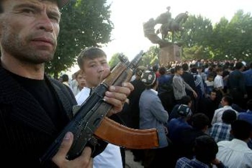 Ενοπλος διαδηλωτής στο Ουζμπεκιστάν
