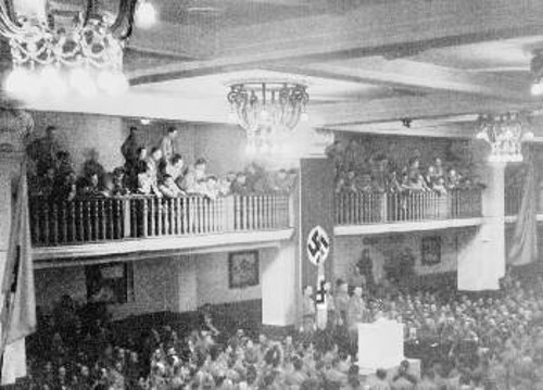 Στη φωτογραφία, στιγμιότυπο από ομιλία του Χίτλερ σε μπιραρία του Μονάχου