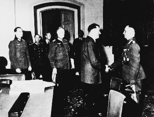 Ο αρχιστράτηγος Ρόμελ υποβάλλει τα σέβη του στον Χίτλερ (1942)