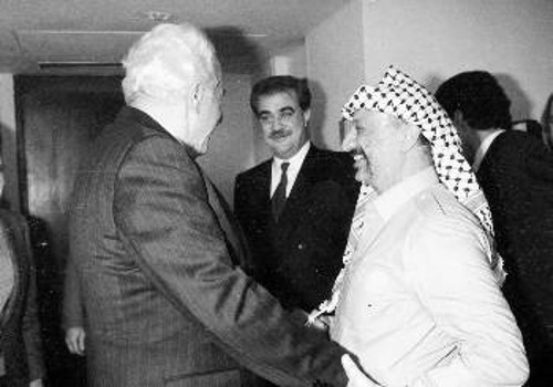 Από συνάντηση με τον ηγέτη της Παλαιστίνης Γιάσερ Αραφάτ