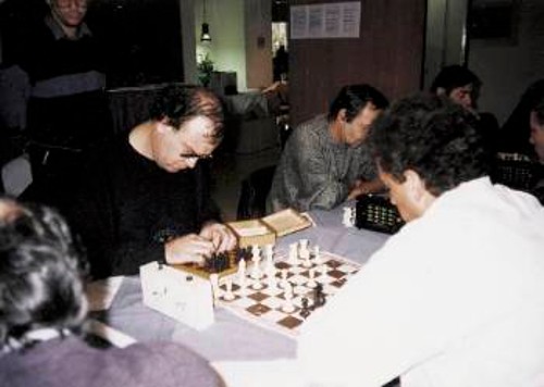Αλλη μια αξιόλογη διοργάνωση (2-21 Ιούλη στην Ερέτρια Ευβοίας) είναι και το Παγκόσμιο Κύπελλο Τυφλών. Στη φωτό, ο τυφλός σκακιστής Μπουδαλάκης σε παλαιότερο αγώνα