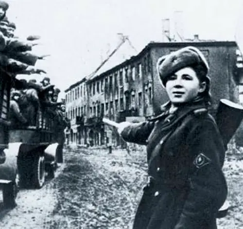Η Σοβιετική στρατιωτίνα δείχνει τον δρόμο προς το Βερολίνο (1945)