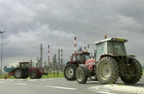 Αγρότες και φορτηγατζήδες έστησαν μπλόκα σε 70 σημεία σε όλη τη Γαλλία χτες