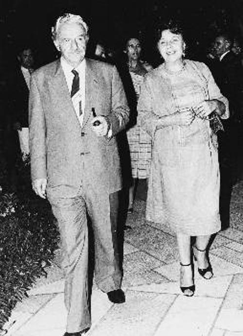 Ο Χ. Φλωράκης σε παλαιότερη φωτογραφία με την γυναίκα του Μάγδα