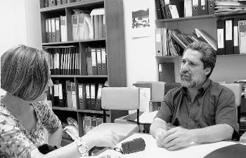 Ο Μ.Γκονζάλες μιλά στη συντάκτρια του «Ριζοσπάστη»