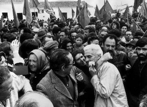 Λισαβόνα, 1974. Μ' ένα γαρίφαλο στο χέρι, πνιγμένος στις αγκαλιές των συντρόφων του