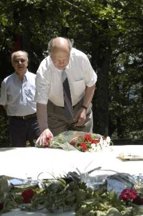 Ο Α. Ρούμπιξ ενώ αποτίει φόρο τιμής στον τάφο του Χαρ. Φλωράκη