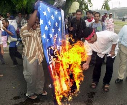 Διαδηλωτές καίνε αμερικανική σημαία, ζητώντας τον τερματισμό των ξένων επεμβάσεων στο Ανατολικό Τιμόρ
