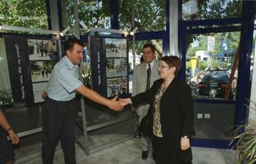 Η Αλ. Παπαρήγα, στο Περίπτερο της Ελληνικής Αστυνομίας στη ΔΕΘ