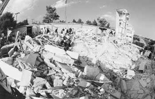 Τα ερείπια της ΡΙΚΟΜΕΞ, όπου έχασαν τη ζωή τους 43 άνθρωποι. Πάμπολλες οι καταγγελίες για αυθαίρετα κτίσματα σε μπαζωμένα ρέματα