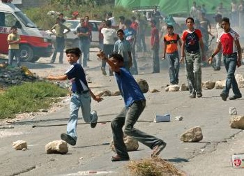 Ο πετροπόλεμος των μικρών Παλαιστινίων με τον ισραηλινό στρατό είναι καθημερινός