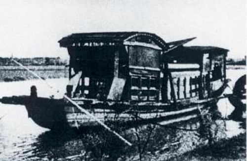 Το ποταμόπλοιο, στο οποίο συνεχίστηκαν, στη λίμνη Νανχού, οι εργασίες του Πρώτου Συνεδρίου του Κόμματος, εργασίες που είχαν διακοπεί στη Σαγκάη από την αστυνομία