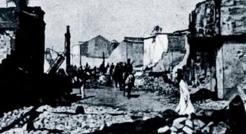 Το 1911 ξεσπά μια επανάσταση, που ρίχνει την αυτοκρατορία (στη φωτογραφία, ομάδες στασιαστών τρέχουν στους δρόμους του Χάνκοου, που οι μάχες έχουν ερειπώσει)