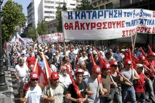 Η πετυχημένη μάχη των ταξικών δυνάμεων στην τελευταία πανελλαδική 24ωρη απεργία, όπως και οι μαζικές και δυναμικές συγκεντρώσεις του ΠΑΜΕ στην Αθήνα (φωτό) και δεκάδες άλλες πόλεις, αποτελούν μια καλή αφετηρία και, ταυτόχρονα, ένα προμήνυμα των αγώνων που έρχονται
