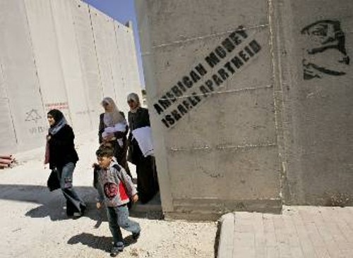 Παλαιστίνιες μητέρες διαμαρτύρονται στο τείχος που έχουν υψώ?σει οι Ισραηλινοί δήθεν για λόγους ασφάλειας