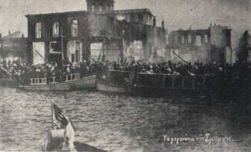 Στη σελ. 100 του βιβλίου διαβάζουμε: Το 1922 «χιλιάδες Ελληνες συνωστίζονται στο λιμάνι (σ.σ. της Σμύρνης) προσπαθώντας να μπουν στα πλοία και να φύγουν για την Ελλάδα»! Λες και πήγαιναν κρουαζιέρα?