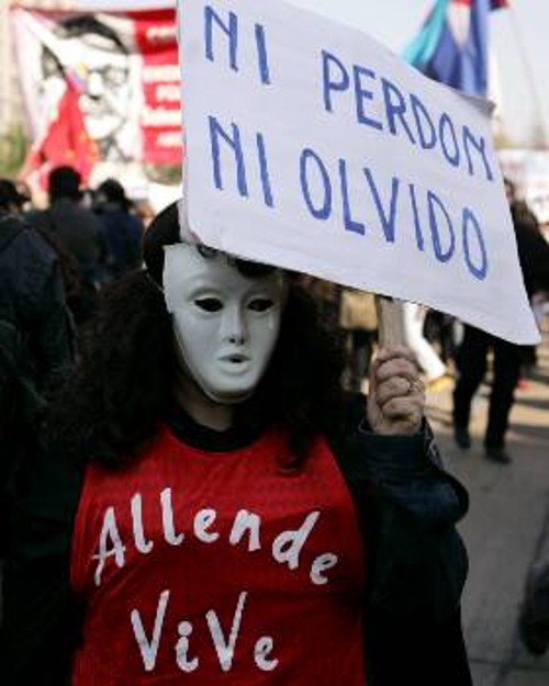 «Δε συγχωρώ και δεν ξεχνώ» - «Ο Αλιέντε ζει». Η μνήμη στη Χιλή είναι ζωντανή, θυμίζει η διαδηλώτρια της φωτογραφίας
